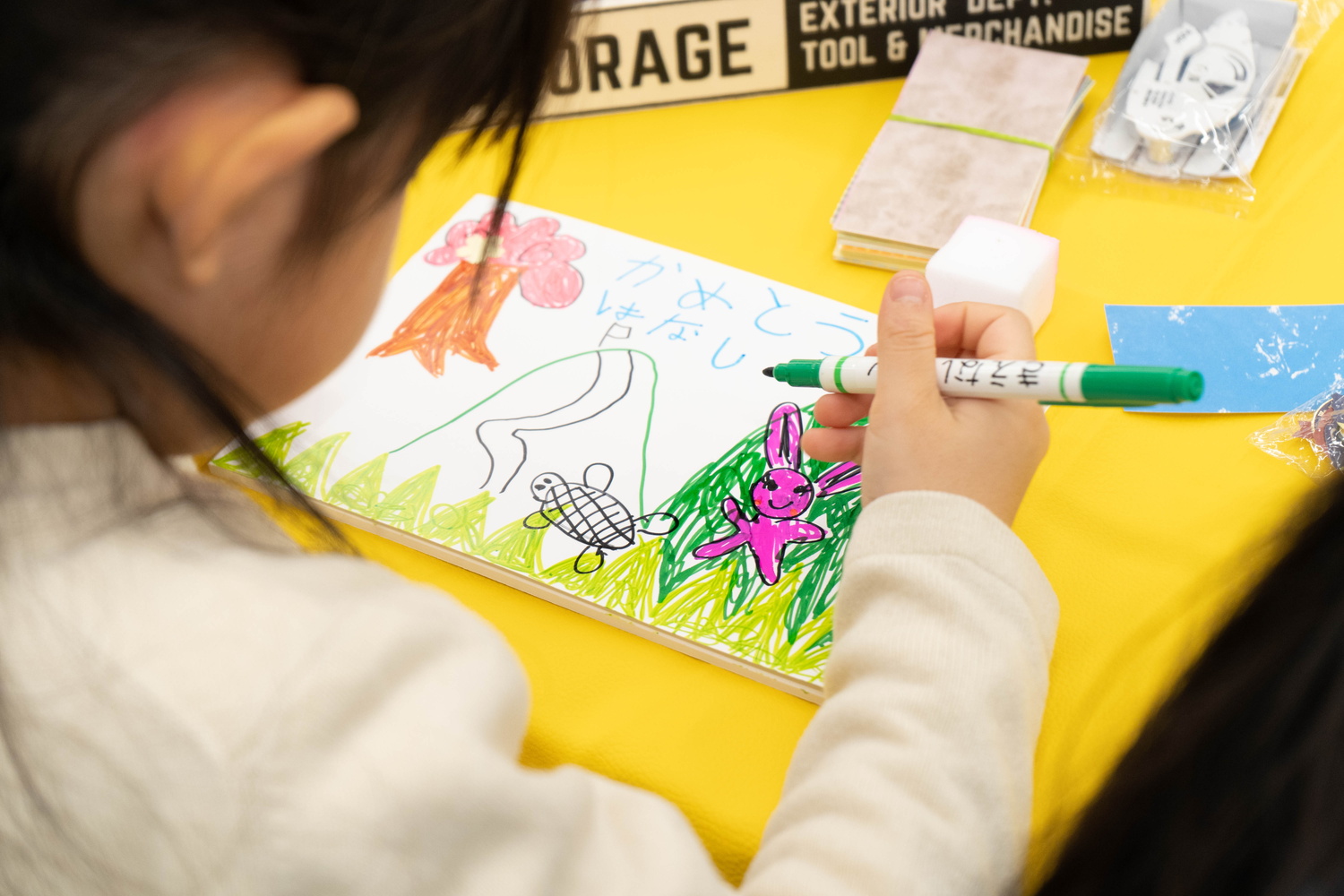 オリジナルの絵本を作る子ども